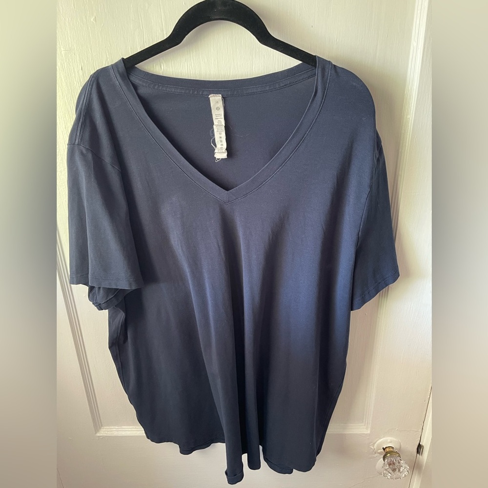 Lululemon, size 18, Women's Navy V-Neck Top, short sleeves,
Gently worn